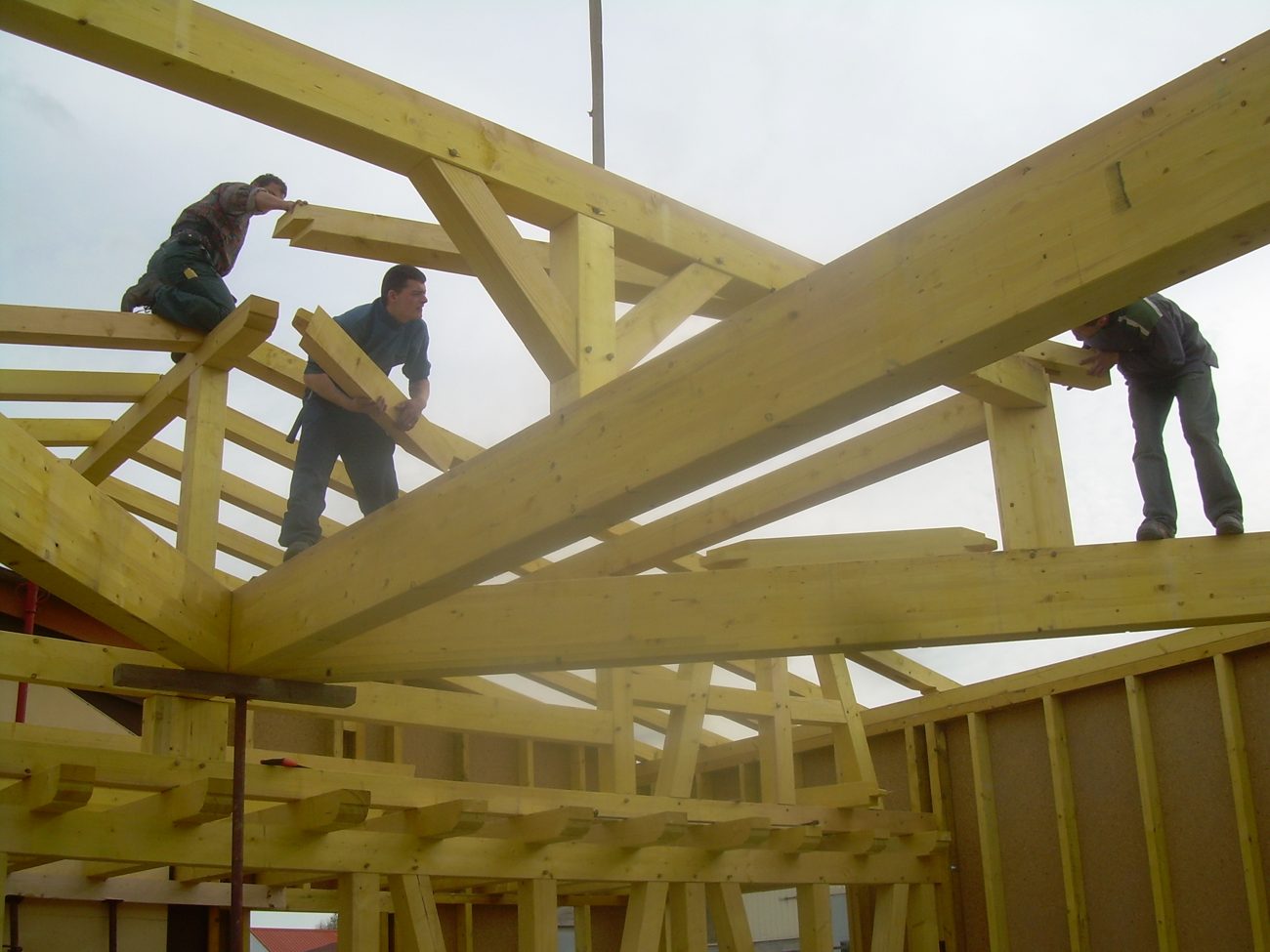 Équipe de charpentiers Hauter en plein montage de charpente