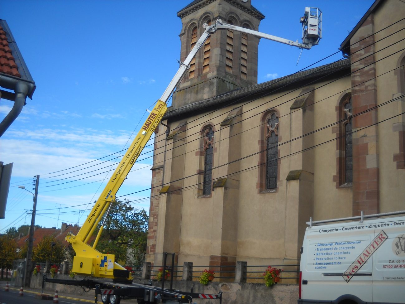Nacelle Entreprise Hauter en intervention sur le clocher d'une église à Sarrebourg