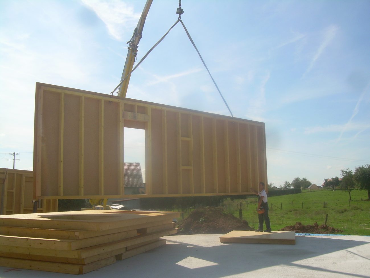 Mise en place d'un grand panneau ossature bois à la grue