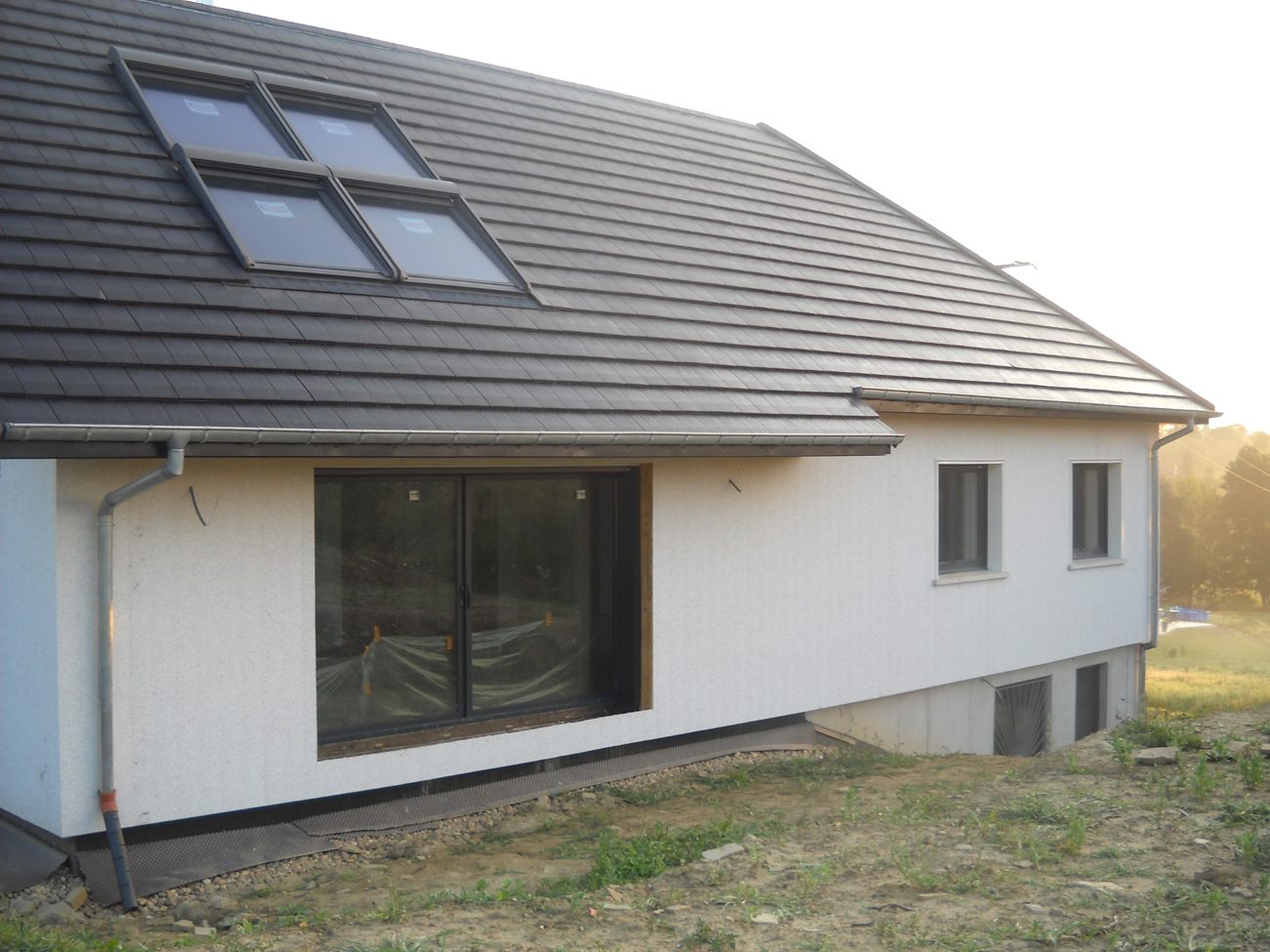 Maison avec fenêtres de toit Velux sur couverture neuve