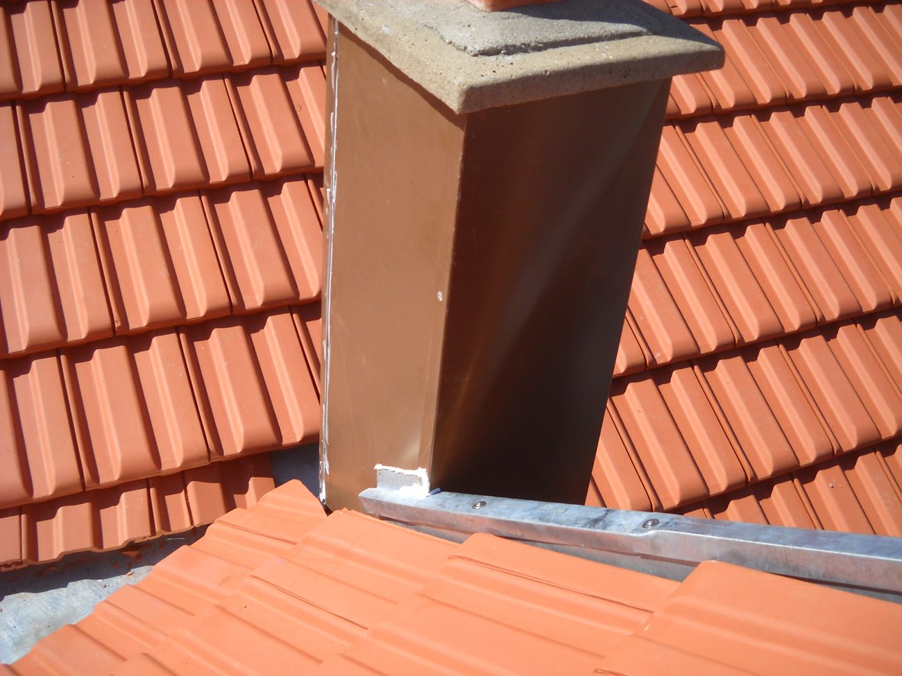 Habillage zinc d'une souche de cheminée sur toiture tuiles